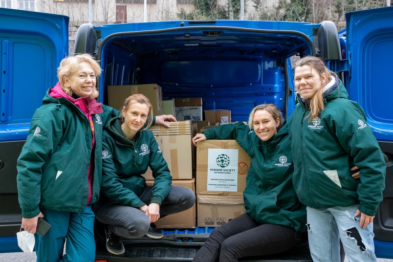 il team di Humane society international insieme agli aiuti destinati a animali e persone in fuga dalla guerra in ucraina