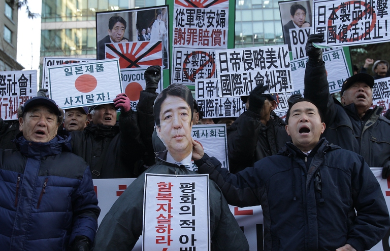 Proteste anti Giappone a Seul per la visita di Abe al santuario di Yasukuni