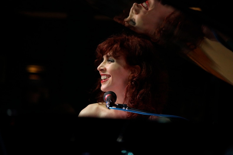 Petrina sorridente al piano.