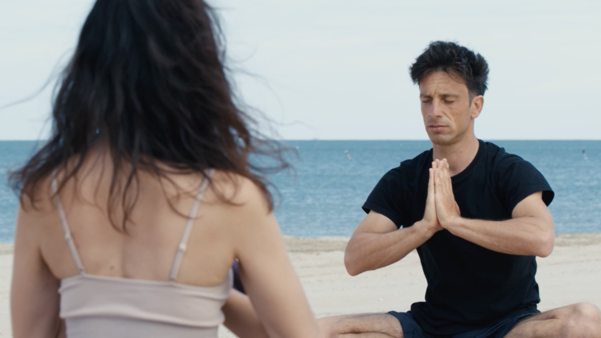 Yoga in riva al mare a Rimini