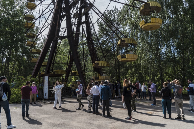 Turisti scattano foto nella cittadina abbandonata di Pripyat, nella zona di esclusione di Chernobyl 