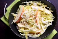 La ricetta detox del cavolo cappuccio marinato con mele, zenzero e sesamo tostato