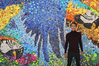 A Caracas c’è un murale realizzato con 200mila tappi di plastica