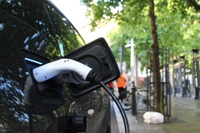 Colonnine di ricarica per auto elettriche, l’Italia (finalmente) accelera e supera quota 50mila