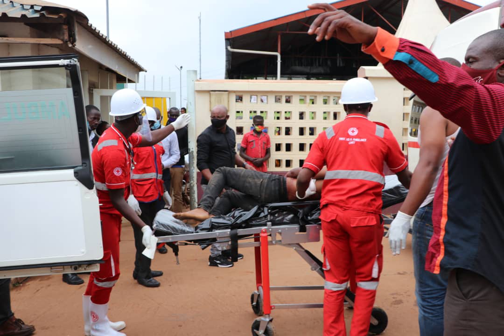 La Croce Rossa si occupa dei feriti