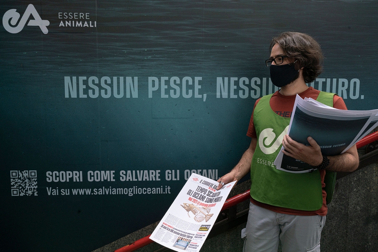 La metropolitana di Cairoli ricoperta di cartelloni di Essere Animali