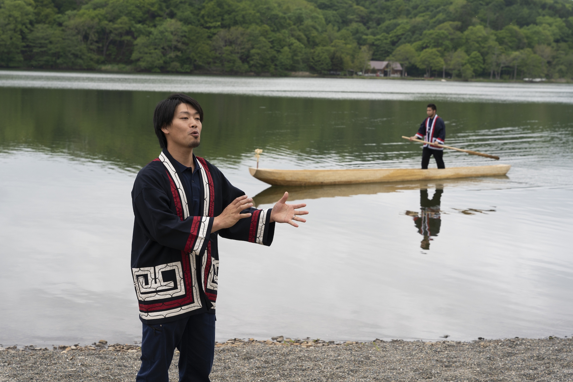 Esibizione di usanze ainu sulle sponde del lago Poroto