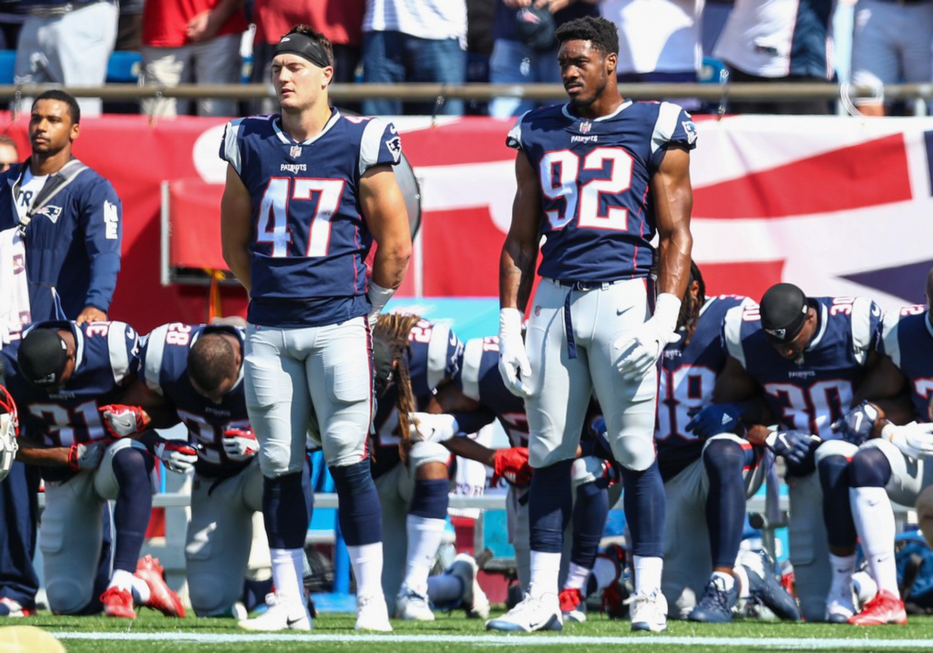 #TakeAKnee, football players kneel against social injustice in the US