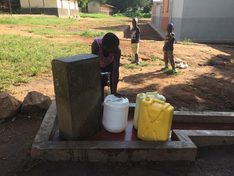 Il pozzo nel compound dell'ospedale di Kalongo, in Uganda