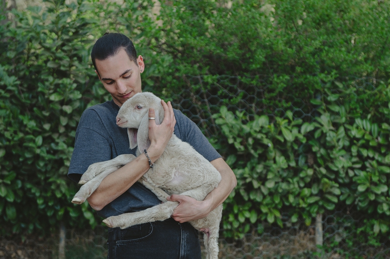 Andrea Capodanno insieme a uno degli agnelli salvati dal Rifugio Miletta