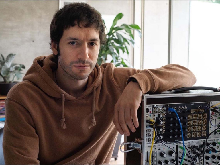 Nicola Cruz fautore dell'andes step con il suo sintetizzatore