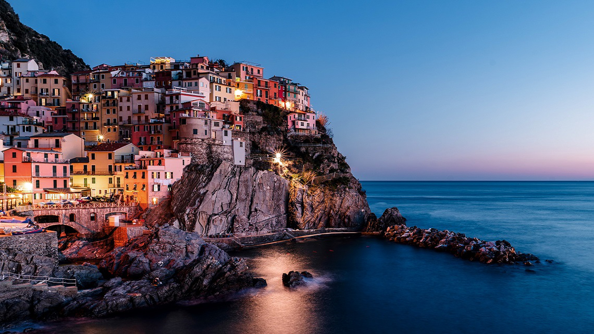 Il fascino di Manarola al calar del sole