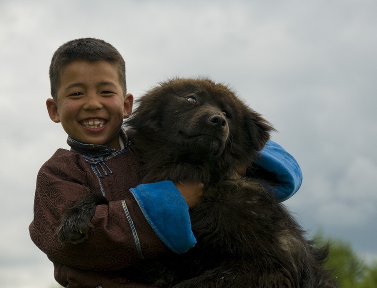 bambino e cane in Mongolia