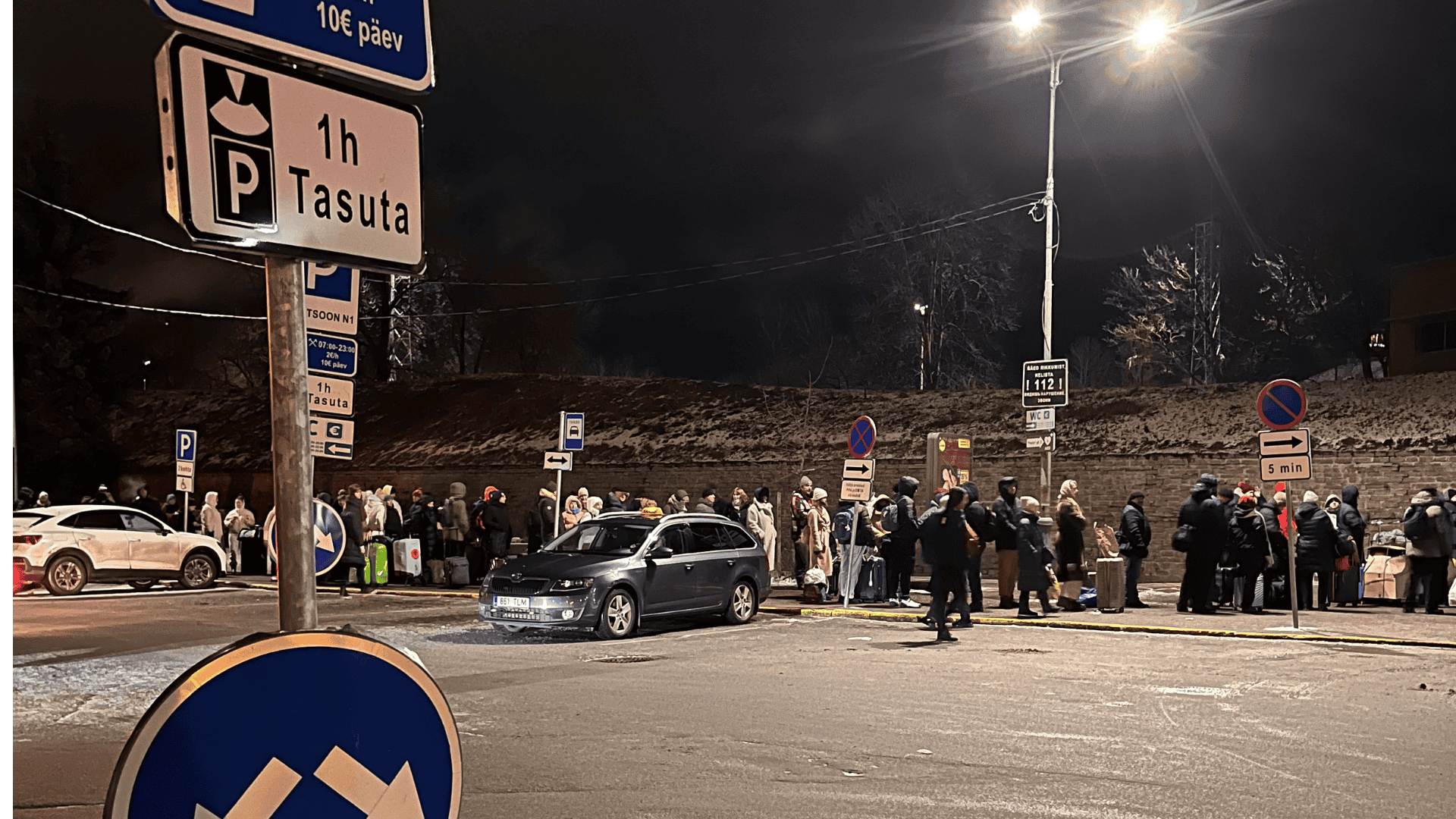 Coda di persone a Narva