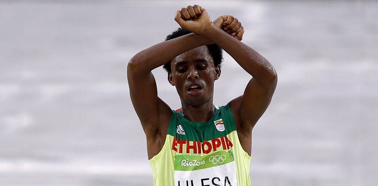 L'etiope Feyisa Lilesa a Rio 2016, al traguardo della maratona.