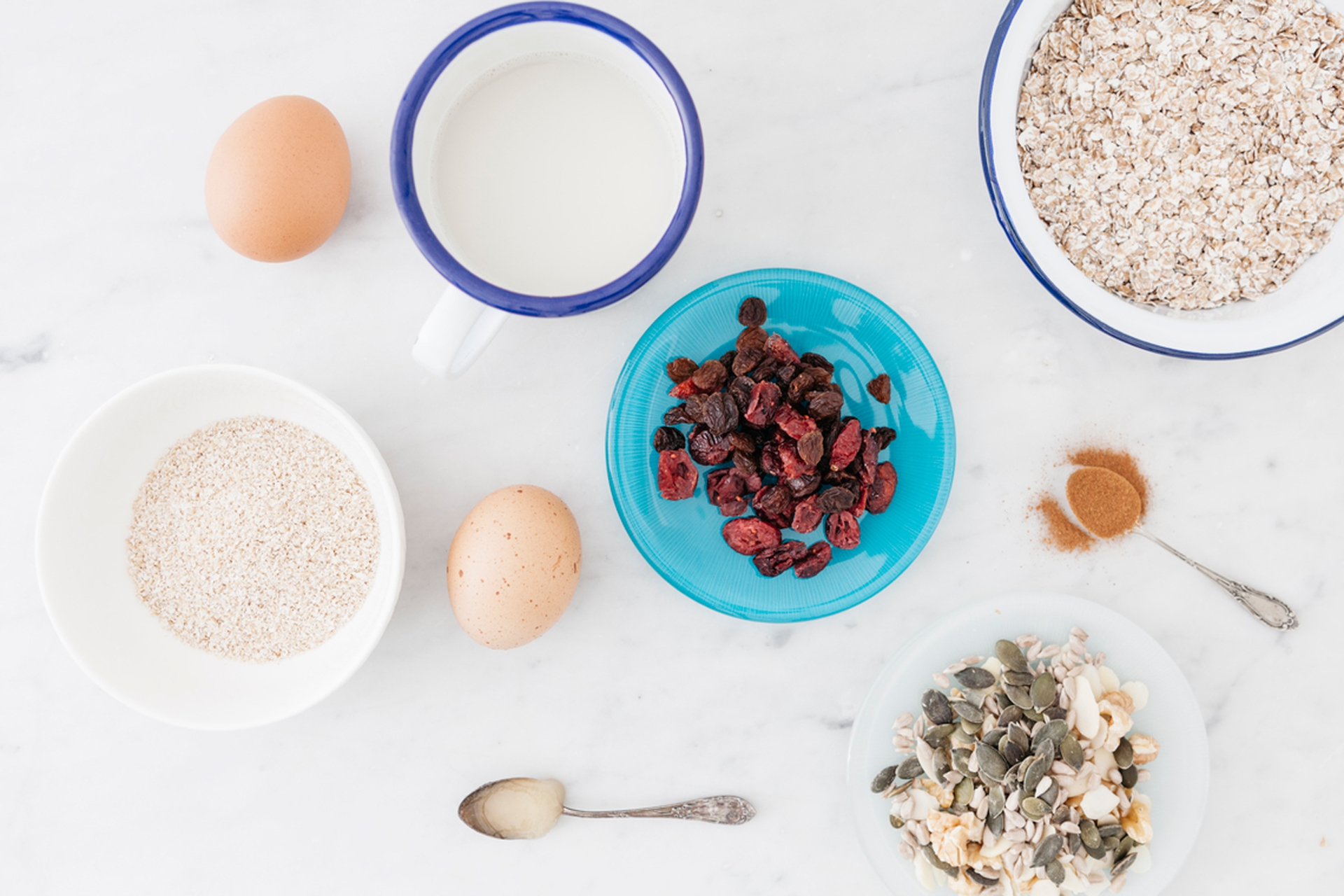 Ingredients for the muesli bars with dried fruit