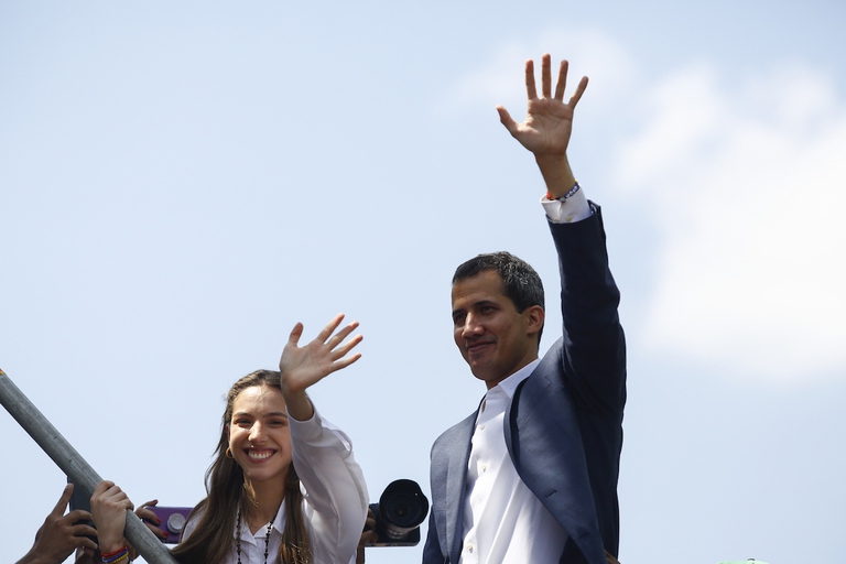  Juan Guaidó saluta la folla e di fianco a lui la moglie  Fabiana Rosales.