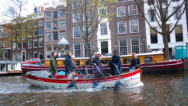 Amsterdam Plastic whale turisti pescano plastica dai canali Key energy