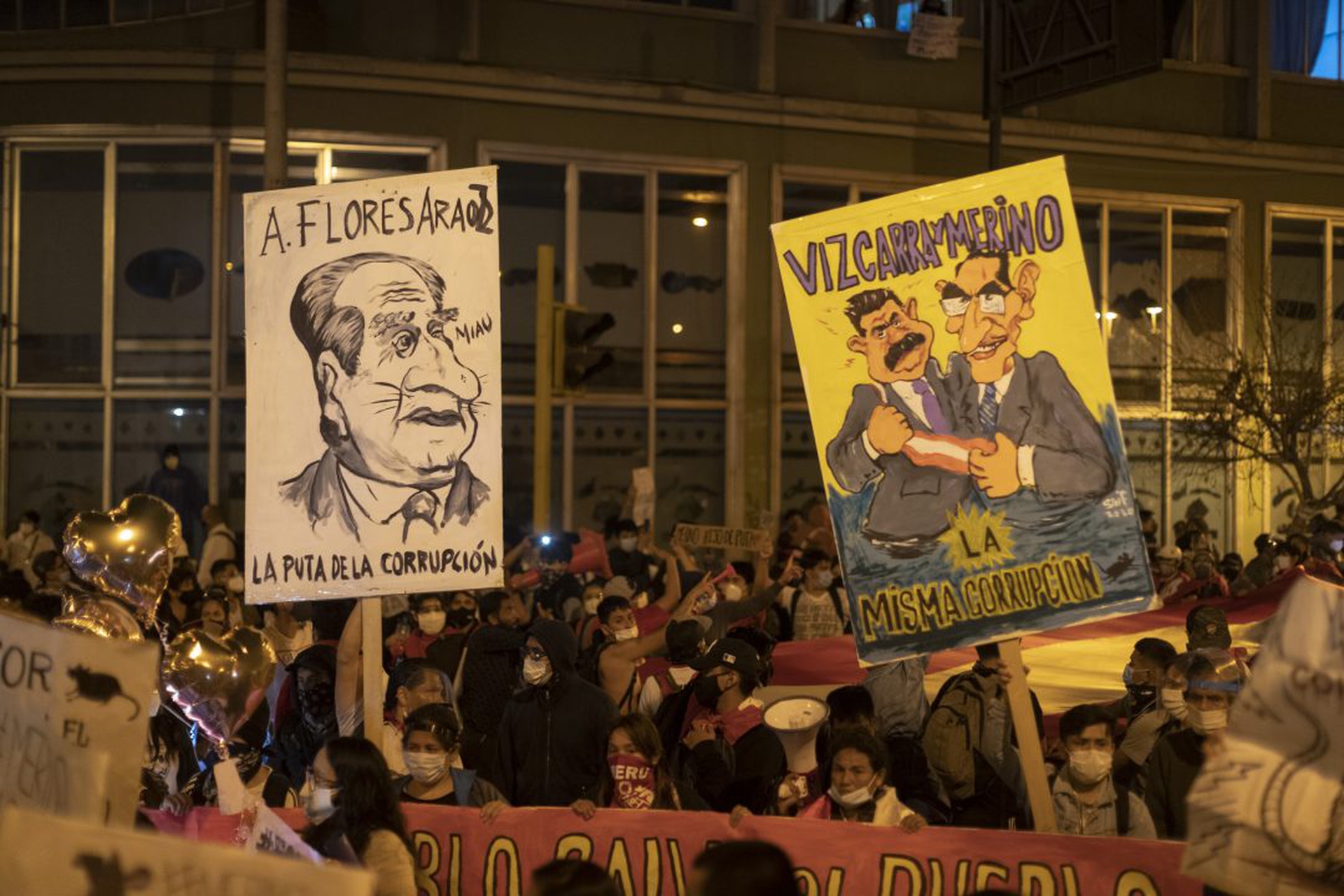 Le manifestazioni contro l'impeachment del presidente in Perù