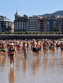 La protesta dei cittadini di San Sebastián contro i Mondiali di calcio e l’overtourism