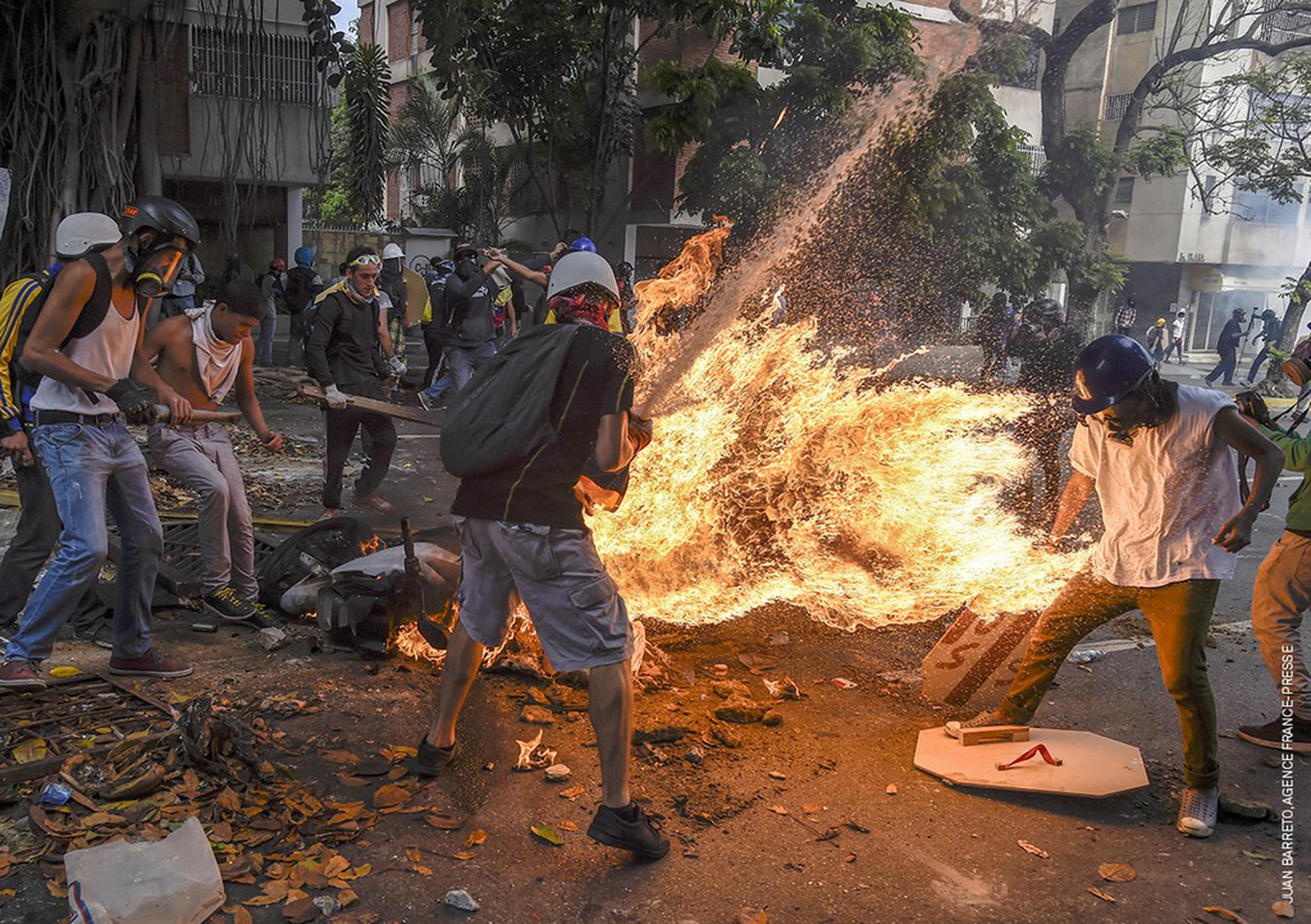 Demonstrator catches fire, Juan Barreto – World Press Photo 2018