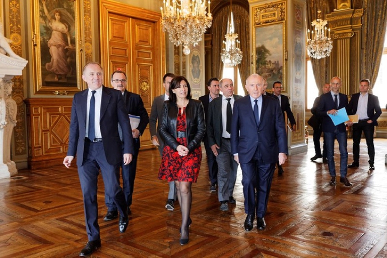 Pinaul padre e figlio col sindaco di Parigi Anne Hidalgo (foto Mairie de Paris)