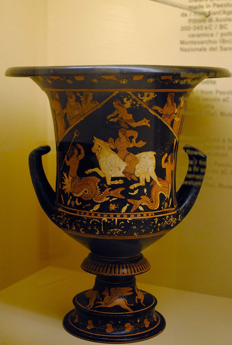 Pittore di Assteas, raffigurante il Ratti di Europa. Il vaso fu trafugato negli anni Ottanta e tornò in Italia solo nel 2005. © Chiara Boracchi (presso la Mostra Mito e Natura, Palazzo Reale, 2015)