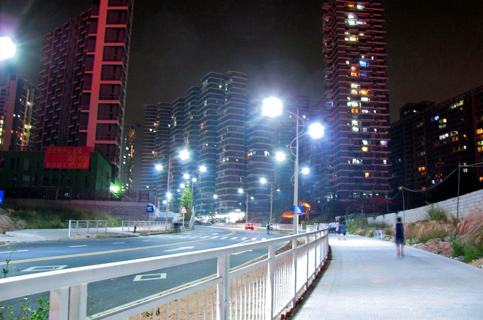 Un lato di questa strada è illuminato a Led. L'altro no