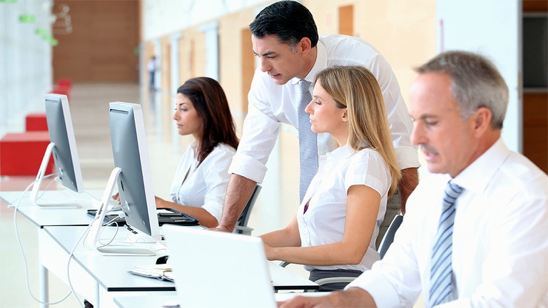 Per fare un investimento responsabile si deve tenere conto delle condizioni di lavoro dei dipendenti del soggetto a cui ci si rivolge.