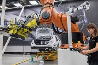 L’Industria 4.0 ridurrà i prezzi delle auto elettriche. I robot, però, ci ruberanno il lavoro