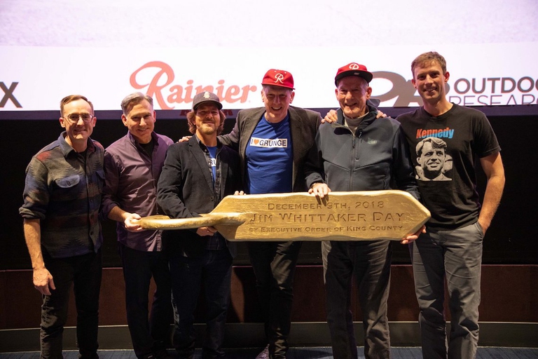 I protagonisti del documentario Return to mount Kennedy sul palco alla presentazione del documentario a Seattle.