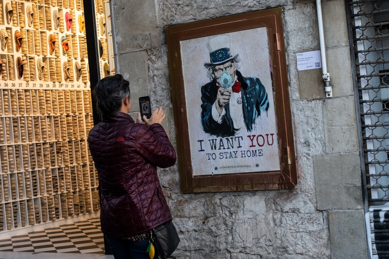 street art coronavirus Divided we stand, united we fall di Tvboy a Barcellona