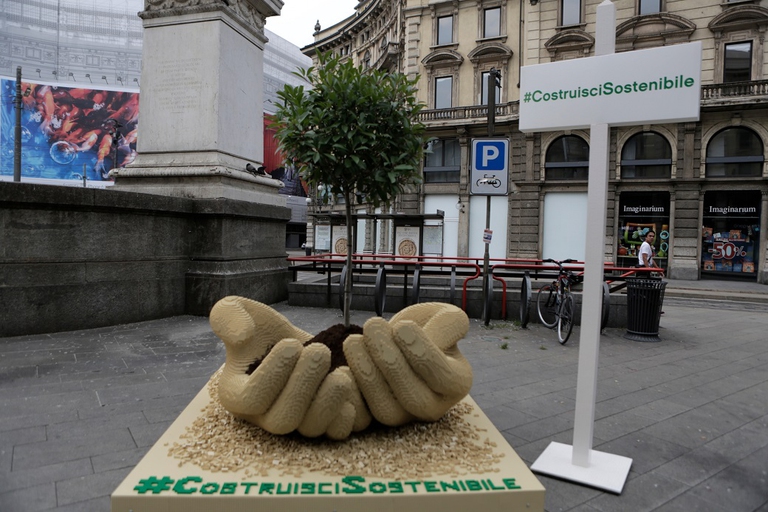 La scultura posizionata in piazza Cordusio a Milano, composta da 130 000 mattoncini Lego e realizzata da Riccarco Zangelmi per Lego Build the Change 2016