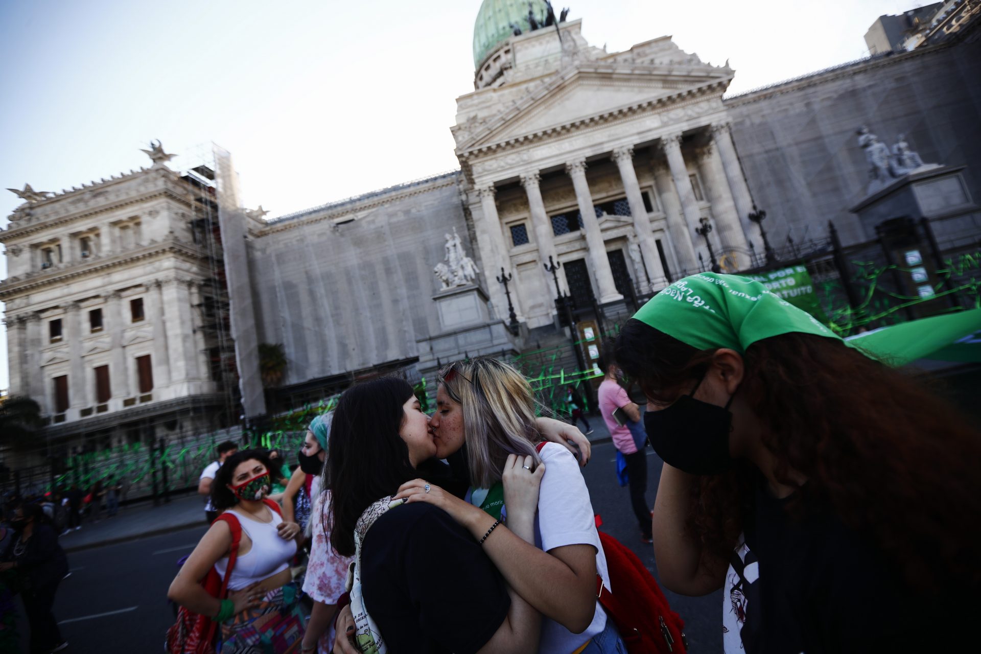 La manifestazione davanti al Congresso a Buenos Aires per chiedere l‘approvazione del disegno di legge presentato dal presidente argentino Alberto Fernández per legalizzare l‘aborto