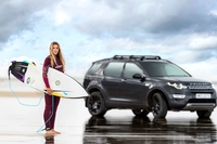 Land Rover ricicla la plastica e realizza una tavola da surf