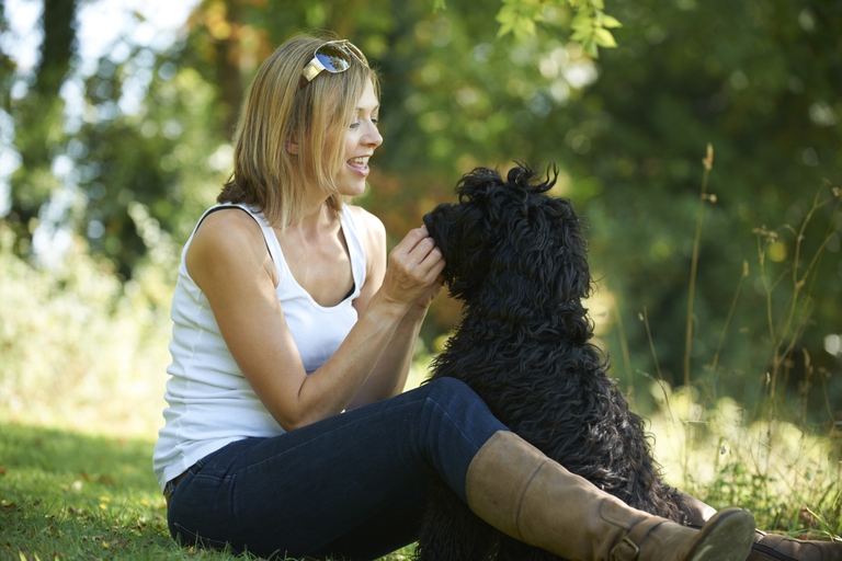 Ragazza con il cane al parco