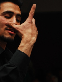 La storia di Aeham Ahmad, il pianista che in Siria suonava tra le macerie