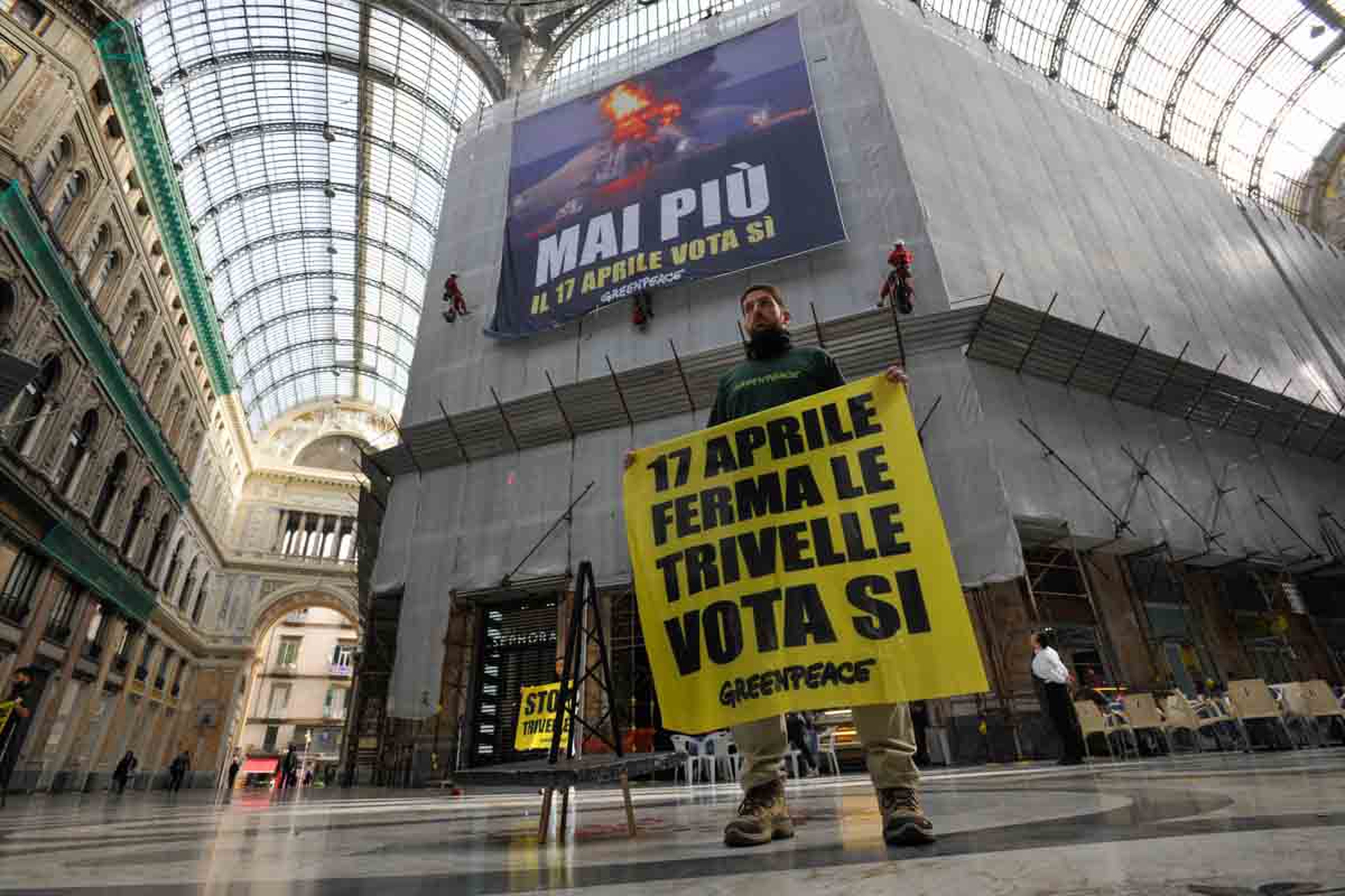 Greenpeace in azione a Napoli