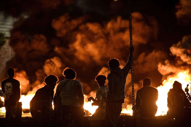 Incendi nelle strade di Bordeaux, in Francia