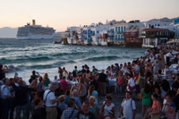 Il termine overtourism entrerà tra i neologismi nel dizionario Zingarelli 2025