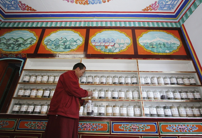 Medicina tibetana in un monastero