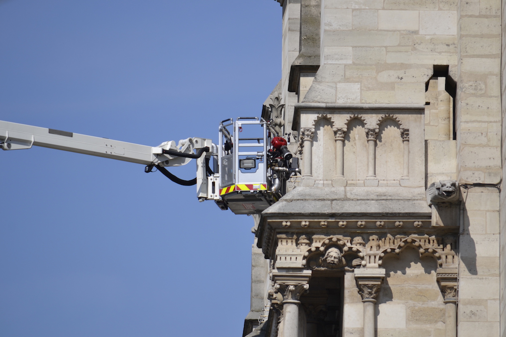 La cattedrale di Notre Dame a Parigi dopo il rogo24