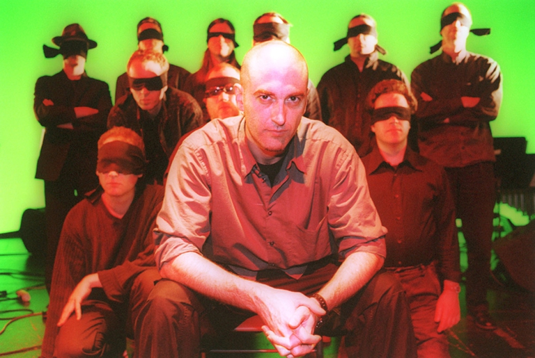 Francisco López e spettatori con occhi bendati nel 2001