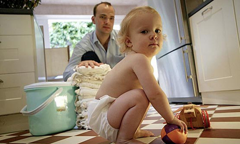 Leo Hickman in famiglia durante l'esperimento di vita a zero sprechi.