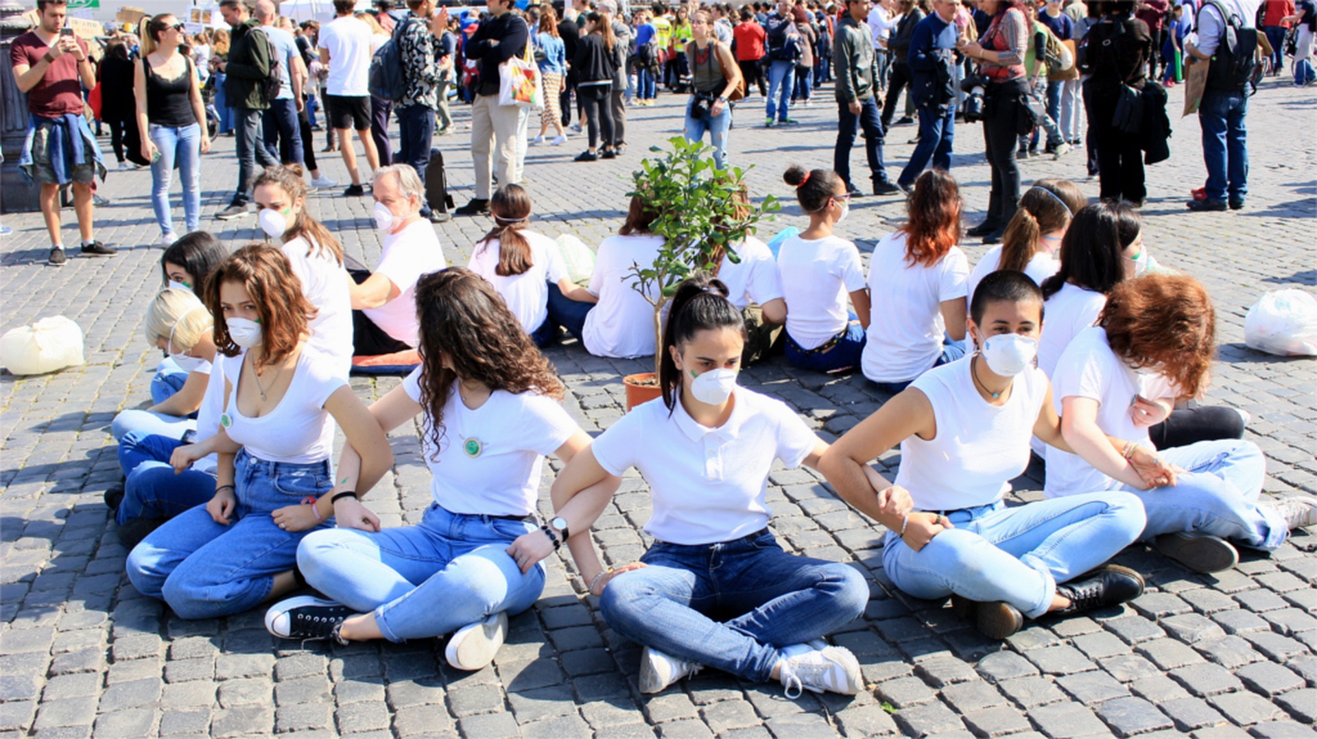 Giovani attiviste per l'ambiente a piazza del Popolo a Roma