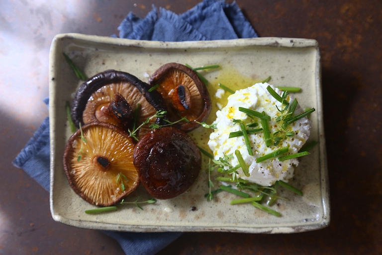 funghi shiitake grigliati con caprino