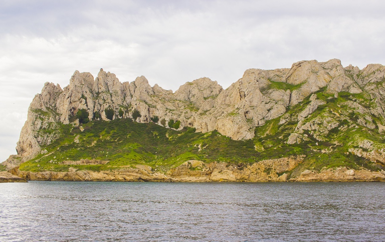 Gli aspri rilievi rocciosi che caratterizzano il parco delle Calanques