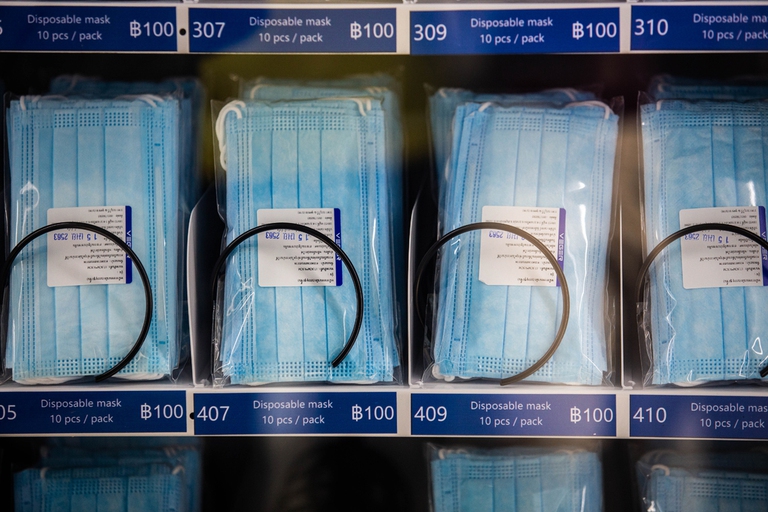 Distributore mascherine a bangkok durante la pandemia di Covid-19