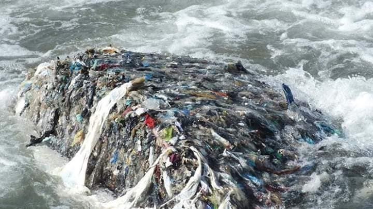 Una delle ecoballe nel Tirreno