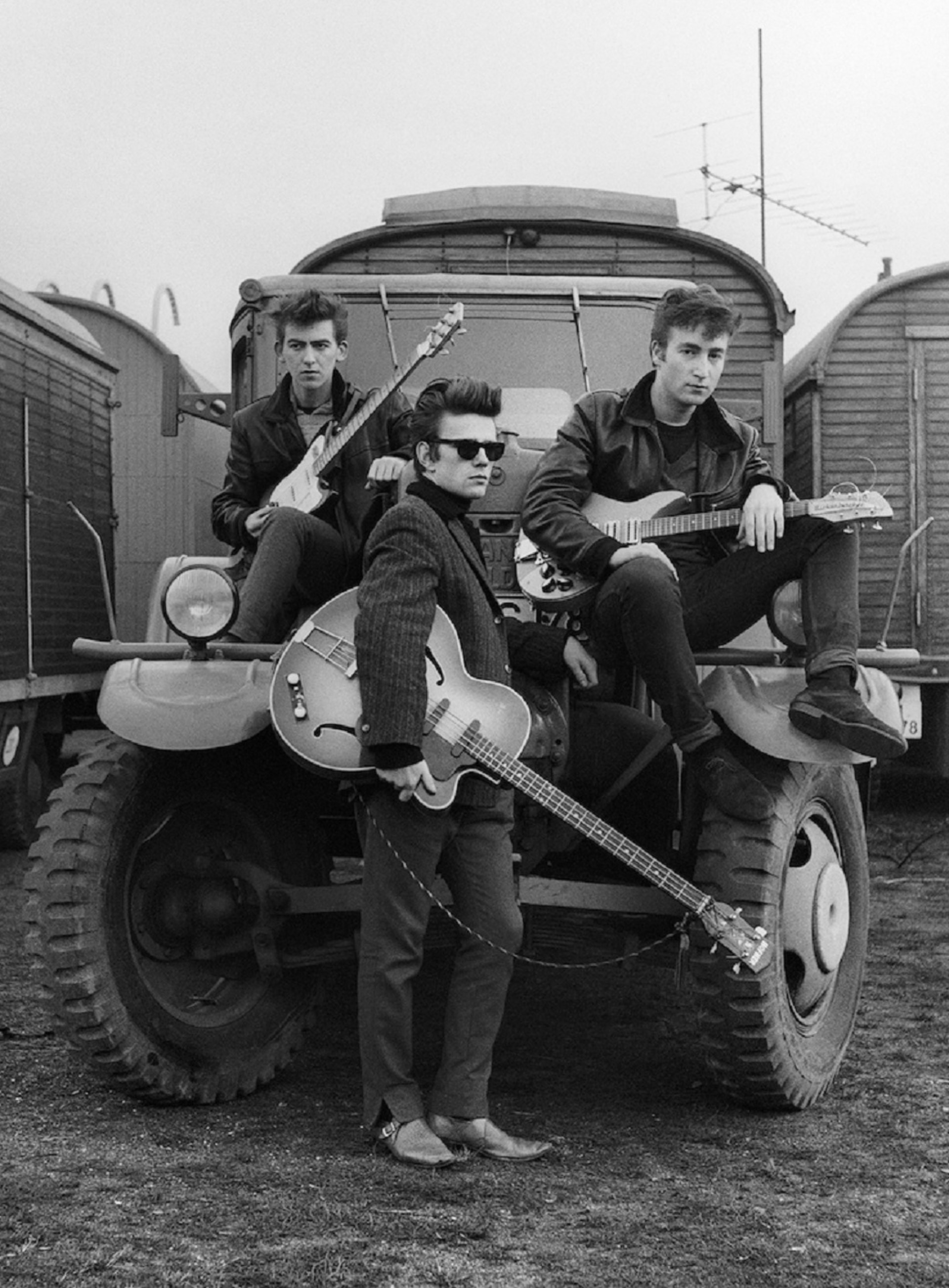 John Lennon, George Harrison e Stuart Sutcliffe nel 1960